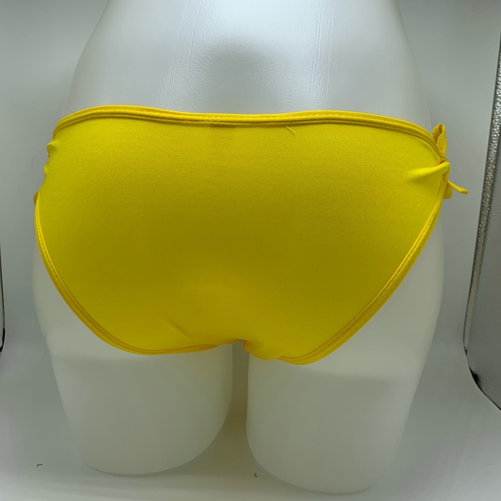 Yellow bikini - Picture 4 of 5